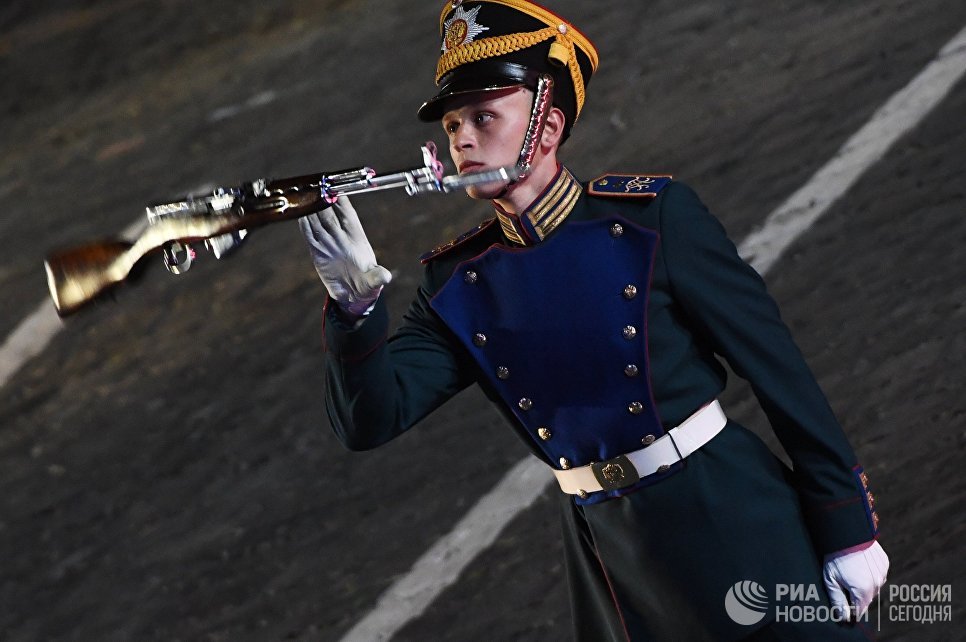 Военнослужащий роты специального караула Президентского полка на торжественной церемонии закрытия X Международного военно-музыкального фестиваля Спасская башня в Москве Военнослужащий роты специального караула Президентского полка на торжественной церемонии закрытия X Международного военно-музыкального фестиваля Спасская башня в Москве