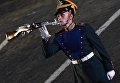 Военнослужащий роты специального караула Президентского полка на торжественной церемонии закрытия X Международного военно-музыкального фестиваля Спасская башня в Москве Военнослужащий роты специального караула Президентского полка на торжественной церемонии закрытия X Международного военно-музыкального фестиваля Спасская башня в Москве