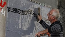 Плакаты с призывами к получению репараций от Германии в Варшаве, Польша. Архивное фото Плакаты с призывами к получению репараций от Германии в Варшаве, Польша. Архивное фото