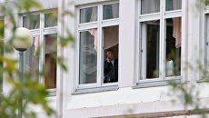 Сотрудник Следственного комитета РФ в здание школы №1 в Ивантеевке Московской области, где подросток открыл стрельбу. 5 сентября 2017 Сотрудник Следственного комитета РФ в здание школы №1 в Ивантеевке Московской области, где подросток открыл стрельбу. 5 сентября 2017