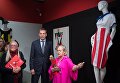 Президент благотворительного фонда Русский силуэт Татьяна Михалкова, заместитель министра промышленности и торговли Виктор Евтухов (в центре) и историк моды Наталья Козлова (справа) на открытии международной выставки Мода – народу! От конструктивизма к дизайну в музейно-выставочном центре Рабочий и Колхозница в Москве Президент благотворительного фонда Русский силуэт Татьяна Михалкова, заместитель министра промышленности и торговли Виктор Евтухов (в центре) и историк моды Наталья Козлова (справа) на открытии международной выставки Мода – народу! От конструктивизма к дизайну в музейно-выставочном центре Рабочий и Колхозница в Москве