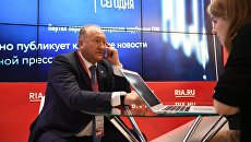 Губернатор Камчатского края Владимир Илюхин во время интервью у стенда Международного мультимедийного пресс-центра МИА Россия сегодня на ВЭФ во Владивостоке. 6 сентября 2017 Губернатор Камчатского края Владимир Илюхин во время интервью у стенда Международного мультимедийного пресс-центра МИА Россия сегодня на ВЭФ во Владивостоке. 6 сентября 2017