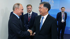 Президент РФ Владимир Путин и вице-премьер Государственного совета КНР Ван Ян во время встречи в рамках Восточного экономического форума . 6 сентября 2017