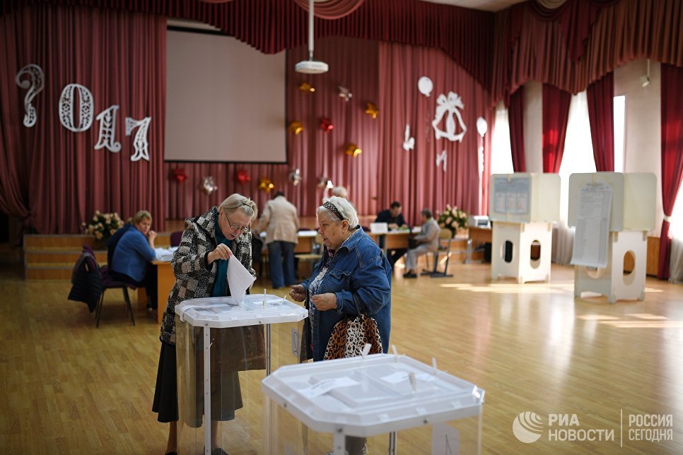 Избиратели в единый день голосования на избирательном участке в Москве. 10 сентября 2017