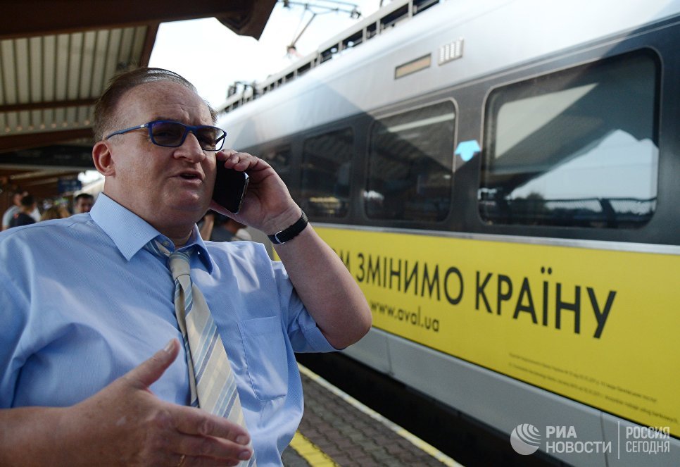 Депутат европарламента Яцек Сариуш-Вольски на железнодорожном вокзале в польском Пшемышле. 10 сентября 2017 Депутат европарламента Яцек Сариуш-Вольски на железнодорожном вокзале в польском Пшемышле. 10 сентября 2017