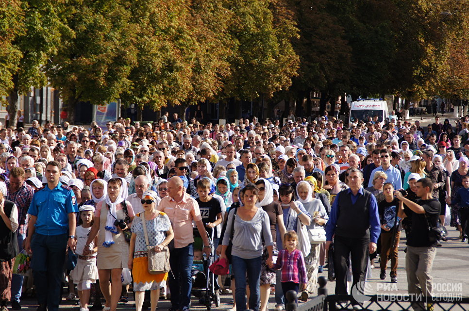 В Луганске Крестным ходом за мир прошли пять тысяч человек
