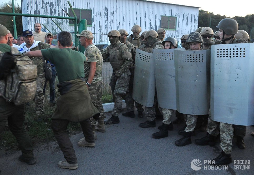 У пункта пропуска Шегени на украинско-польской границе, где собирается пересечь границу бывший президент Грузии, экс-губернатор Одесской области Михаил Саакашвили У пункта пропуска Шегени на украинско-польской границе, где собирается пересечь границу бывший президент Грузии, экс-губернатор Одесской области Михаил Саакашвили