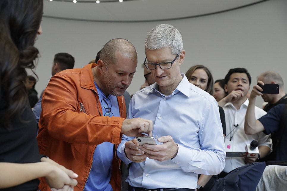 Генеральный директор Apple Тим Кук и главный дизайнер Джонатан Ив тестируют новый телефон iPhone X Генеральный директор Apple Тим Кук и главный дизайнер Джонатан Ив тестируют новый телефон iPhone X