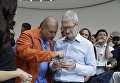 Генеральный директор Apple Тим Кук и главный дизайнер Джонатан Ив тестируют новый телефон iPhone X Генеральный директор Apple Тим Кук и главный дизайнер Джонатан Ив тестируют новый телефон iPhone X