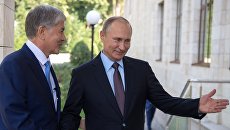 Владимир Путин и президент Киргизии Алмазбек Атамбаев во время встречи. Архивное фото Владимир Путин и президент Киргизии Алмазбек Атамбаев во время встречи. Архивное фото