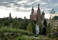 Посетители на территории природно-ландшафтного парка Зарядье в Москве Посетители на территории природно-ландшафтного парка Зарядье в Москве