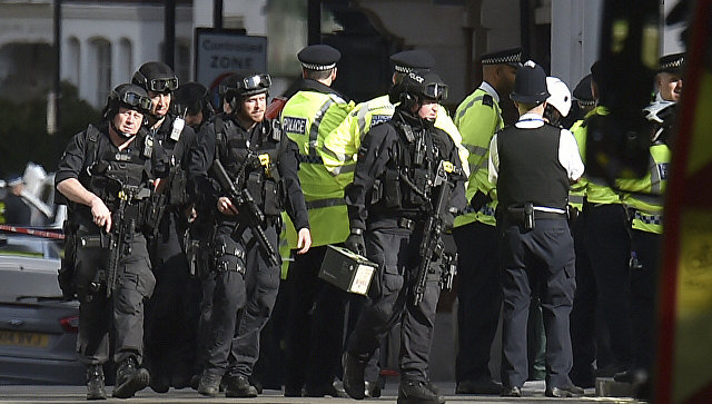 Полиция у станции метро Parsons Green в Лондоне. 15 сентября 2017 Полиция у станции метро Parsons Green в Лондоне. 15 сентября 2017