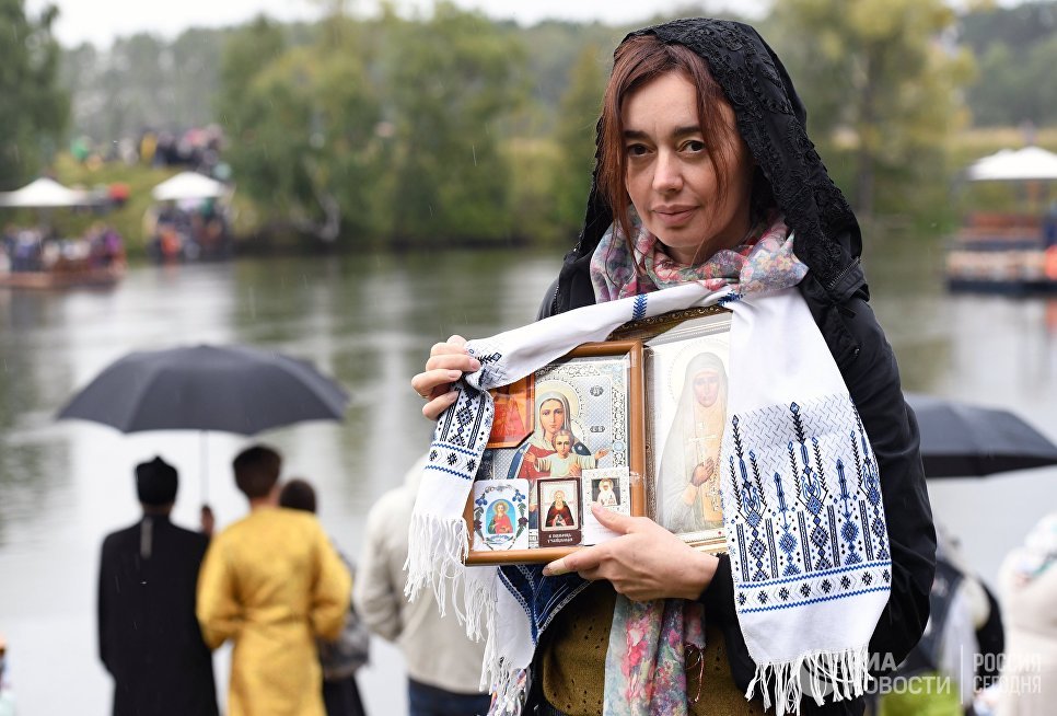 Участница VI Елисаветинского крестного хода во время переправы через Москву-реку из села Ильинское в село Усово Участница VI Елисаветинского крестного хода во время переправы через Москву-реку из села Ильинское в село Усово