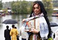 Участница VI Елисаветинского крестного хода во время переправы через Москву-реку из села Ильинское в село Усово Участница VI Елисаветинского крестного хода во время переправы через Москву-реку из села Ильинское в село Усово