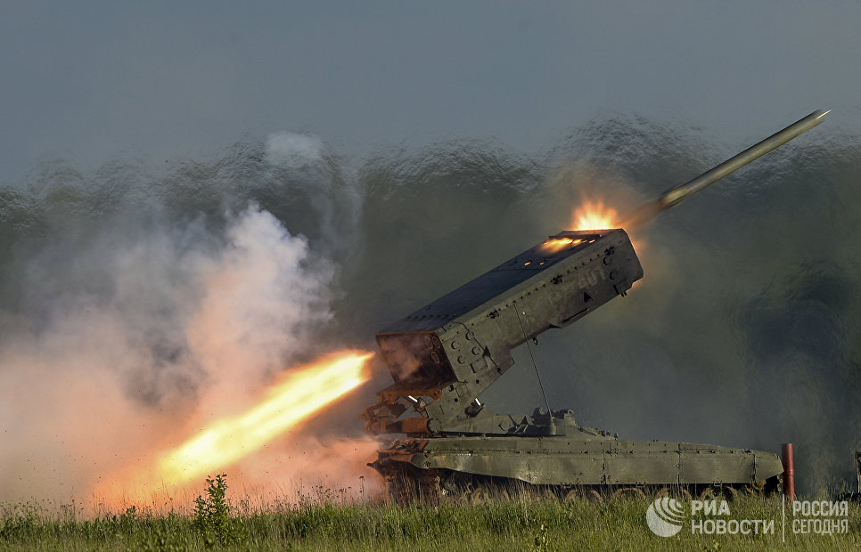 Пуск ракеты тяжелой огнеметной системы залпового огня ТОС-1А Солнцепек Пуск ракеты тяжелой огнеметной системы залпового огня ТОС-1А Солнцепек