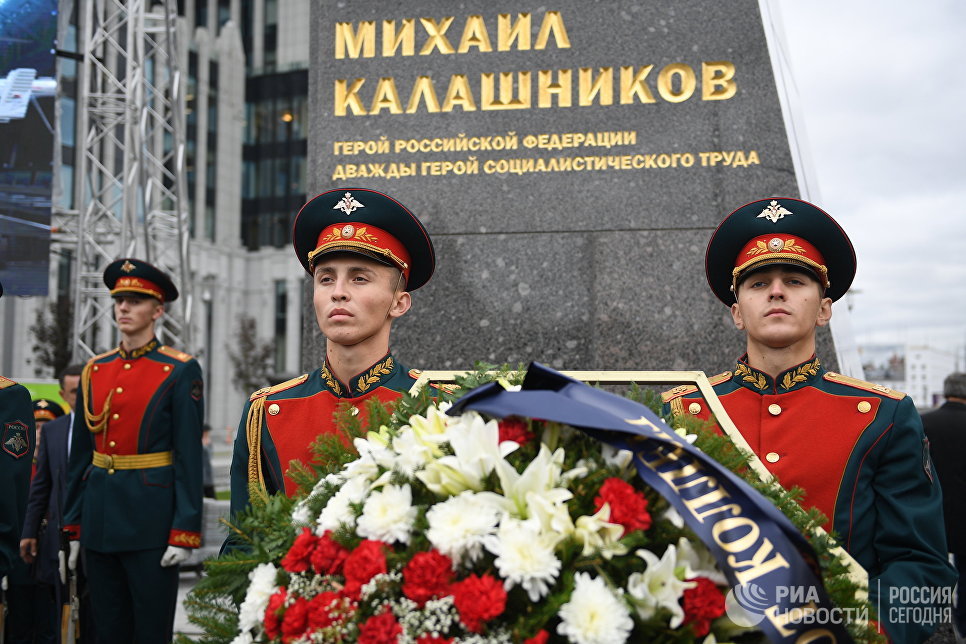 Церемония открытия памятника оружейнику Михаилу Калашникову в Москве Церемония открытия памятника оружейнику Михаилу Калашникову в Москве