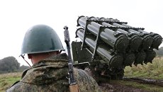 Военнослужащий у берегового ракетного комплекса Бал перед запуском противокарабельной крылатой ракеты в рамках учений Запад-2017. Архивное фото Военнослужащий у берегового ракетного комплекса Бал перед запуском противокарабельной крылатой ракеты в рамках учений Запад-2017. Архивное фото