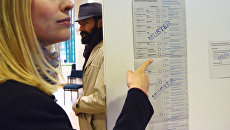 Избиратели голосуют на участке в Берлине во время парламентских выборов. 24 сентября 2017 Избиратели голосуют на участке в Берлине во время парламентских выборов. 24 сентября 2017