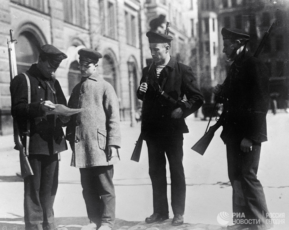Революционный патруль проверяет документы у входа в Смольный. Петроград. 1917 год