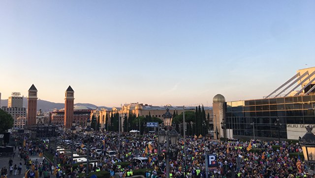 На митинг в поддержку независимости в Барселоне вышли около 100 тыс. человек На митинг в поддержку независимости в Барселоне вышли около 100 тыс. человек