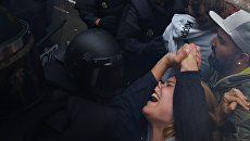 Столкновения с испанскими полицейскими в Барселоне, Испания. 1 октября 2017 Столкновения с испанскими полицейскими в Барселоне, Испания. 1 октября 2017