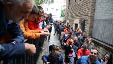 Люди в очереди на избирательный участок в Барселоне во время референдума о независимости Каталонии. 1 октября 2017 Люди в очереди на избирательный участок в Барселоне во время референдума о независимости Каталонии. 1 октября 2017