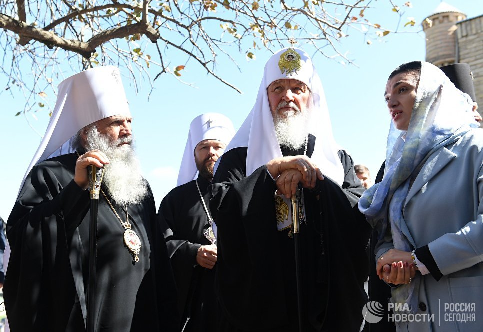Патриарх Московский и Всея Руси Кирилл (в центре) и митрополит Ташкентский и Узбекистанский Викентий во время посещения мавзолея Гур-Эмир в Самарканде Патриарх Московский и Всея Руси Кирилл (в центре) и митрополит Ташкентский и Узбекистанский Викентий во время посещения мавзолея Гур-Эмир в Самарканде