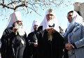 Патриарх Московский и Всея Руси Кирилл (в центре) и митрополит Ташкентский и Узбекистанский Викентий во время посещения мавзолея Гур-Эмир в Самарканде Патриарх Московский и Всея Руси Кирилл (в центре) и митрополит Ташкентский и Узбекистанский Викентий во время посещения мавзолея Гур-Эмир в Самарканде