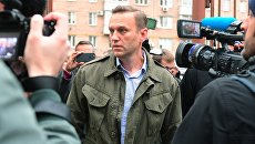 Алексей Навальный у здания Симоновского районного суда Москвы. 2 октября 2017 Алексей Навальный у здания Симоновского районного суда Москвы. 2 октября 2017