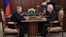 Владимир Путин и заместитель председателя Государственной Думы РФ Владимир Васильев во время встречи. 3 октября 2017 Владимир Путин и заместитель председателя Государственной Думы РФ Владимир Васильев во время встречи. 3 октября 2017