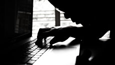 Мужчина склонился над клавиатурой Мужчина склонился над клавиатурой