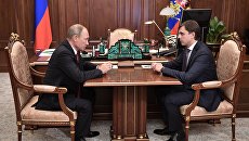 Владимир Путин и временно исполняющий обязанности губернатора Орловской области Андрей Клычков во время встречи. 5 октября 2017 Владимир Путин и временно исполняющий обязанности губернатора Орловской области Андрей Клычков во время встречи. 5 октября 2017