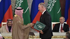 Министр торговли и инвестиций Саудовской Аравии Маджед Аль-Кассаби и генеральный директор АО Управляющая компания Российский фонд прямых инвестиций (РФПИ) Кирилл Дмитриев на церемонии подписания документов по итогам российско-саудовских переговоров. 5 октября 2017 Министр торговли и инвестиций Саудовской Аравии Маджед Аль-Кассаби и генеральный директор АО Управляющая компания Российский фонд прямых инвестиций (РФПИ) Кирилл Дмитриев на церемонии подписания документов по итогам российско-саудовских переговоров. 5 октября 2017