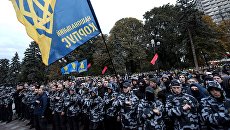 Радикалы из Национального корпуса у здания парламента Украины в Киеве. 5 октября 2017 Радикалы из Национального корпуса у здания парламента Украины в Киеве. 5 октября 2017