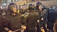Сотрудники ОМОНа на несанкционированной акции протеста в Санкт-Петербурге Сотрудники ОМОНа на несанкционированной акции протеста в Санкт-Петербурге