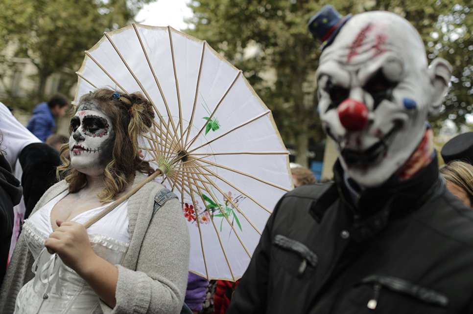 Участники Зомби-моба в Париже