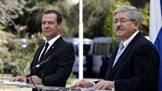 Председатель правительства РФ Дмитрий Медведев и премьер-министр Алжира Ахмед Уяхья во время совместной пресс-конференции. 10 октября 2017 Председатель правительства РФ Дмитрий Медведев и премьер-министр Алжира Ахмед Уяхья во время совместной пресс-конференции. 10 октября 2017