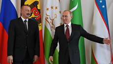 Президент РФ Владимир Путин и президент Азербайджана Ильхам Алиев на церемонии официальной встречи глав государств - участников СНГ. 11 октября 2017 Президент РФ Владимир Путин и президент Азербайджана Ильхам Алиев на церемонии официальной встречи глав государств - участников СНГ. 11 октября 2017