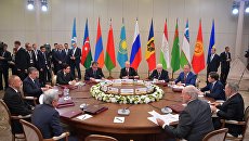 Владимир Путин, исполнительный секретарь СНГ Сергей Лебедев и другие на заседании Совета глав государств – участников Содружества Независимых Государств в Сочи. 11 октября 2017 Владимир Путин, исполнительный секретарь СНГ Сергей Лебедев и другие на заседании Совета глав государств – участников Содружества Независимых Государств в Сочи. 11 октября 2017