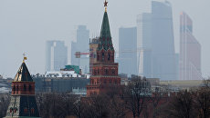 Боровицкая башня Московского Кремля и небоскребы Москва-сити. Архивное фото Боровицкая башня Московского Кремля и небоскребы Москва-сити. Архивное фото
