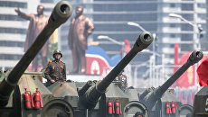 122-мм самоходные пушки М-1991 на бронированном шасси Чучхе-по Корейской народной армии во время парада в Пхеньяне. Архивное Фото. 122-мм самоходные пушки М-1991 на бронированном шасси Чучхе-по Корейской народной армии во время парада в Пхеньяне. Архивное Фото.