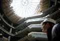 Рабочий на территории строительства ротонды в новом терминале аэропорта Домодедово Рабочий на территории строительства ротонды в новом терминале аэропорта Домодедово