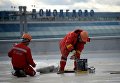 Рабочие на территории строительства нового терминала аэропорта Домодедово Рабочие на территории строительства нового терминала аэропорта Домодедово