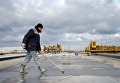 Рабочий на территории строительства взлетной полосы нового терминала аэропорта Домодедово Рабочий на территории строительства взлетной полосы нового терминала аэропорта Домодедово
