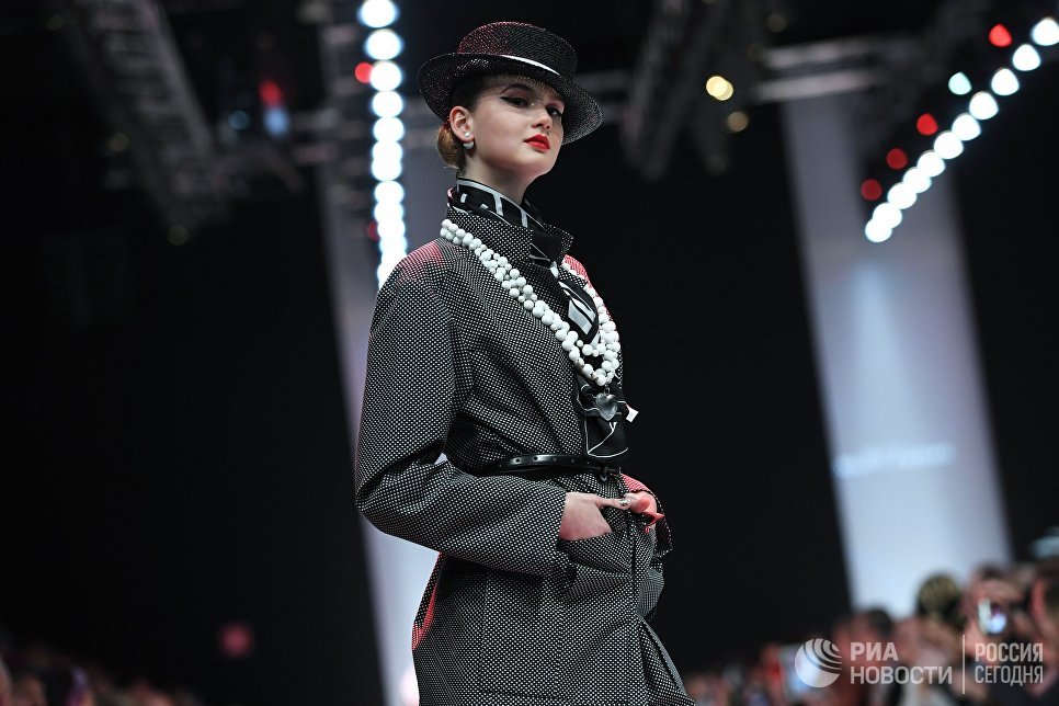 Новая коллекция дизайнера Славы Зайцева в рамках Mercedes-Benz Fashion Week Russia в Центральном выставочном зале Манеж в Москве. 21 октября 2017