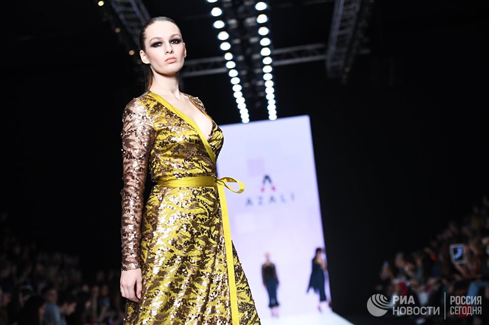 Модели демонстрируют одежду из коллекций, представленных Kazakhstan Fashion Week в рамках Mercedes-Benz Fashion Week Russia в Центральном выставочном зале Манеж в Москве. 21 октября 2017