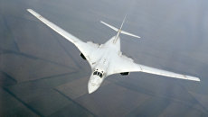 Советский сверхзвуковой стратегический бомбардировщик Ту-160 в воздухе Советский сверхзвуковой стратегический бомбардировщик Ту-160 в воздухе