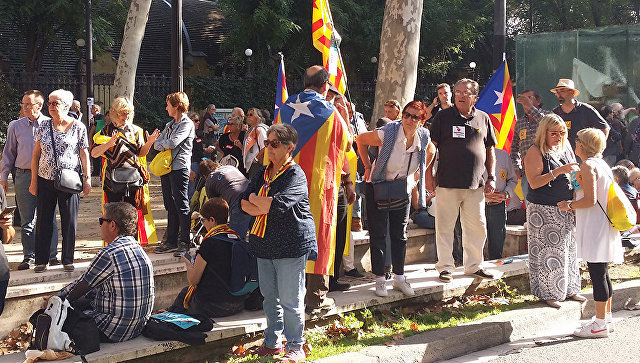 Десятки тыс. митингующих собрались у здания парламента Каталонии