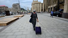 Девушка идет по Смоленской площади Девушка идет по Смоленской площади