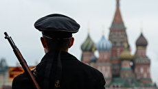 Военнослужащий на генеральной репетиции марша, посвященного 76-й годовщине парада 1941 года, на Красной площади в Москве Военнослужащий на генеральной репетиции марша, посвященного 76-й годовщине парада 1941 года, на Красной площади в Москве